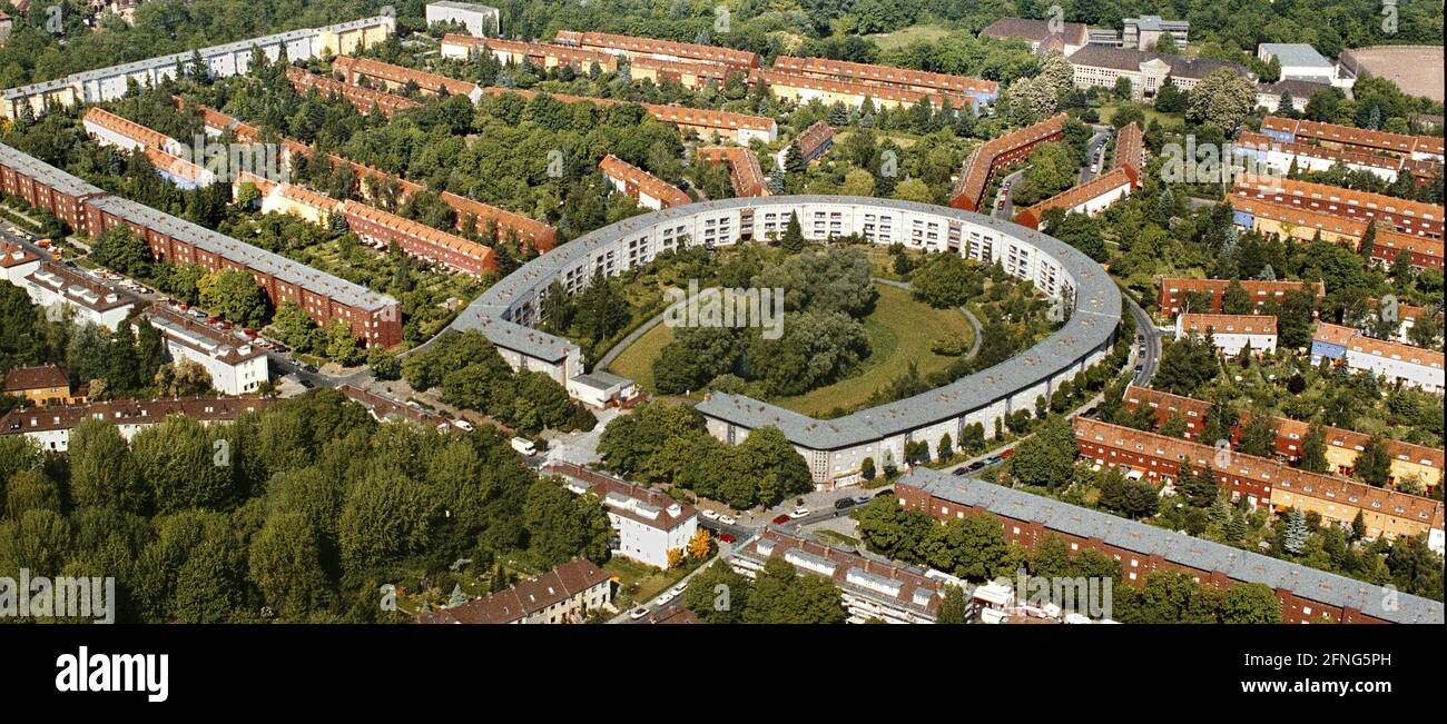 Berlino / Neukoelln / Habitat / architettura / 27.5.1998 l'Hufeisen-Siedlung a Neukoelln, uno dei primi grandi immobili degli anni '20, costruito nel 1925. Patrimonio mondiale dell'UNESCO dal 2009 // Staedtebau / Siedlung / Bezirke / Luftaufnahmen / Stadt Bruno taut è stato l'architetto. Sono stati costruiti più di 1000 appartamenti e case. L'idea era quella di costruire case standard a basso costo per i lavoratori, che tuttavia corrispondevano agli standard moderni. Berlino / Neukoelln / Habitat / architettura / 5 / 1995 l'Hufeisen-Siedlung a Neukoelln, uno dei primi grandi immobili degli anni '20, costruito Foto Stock