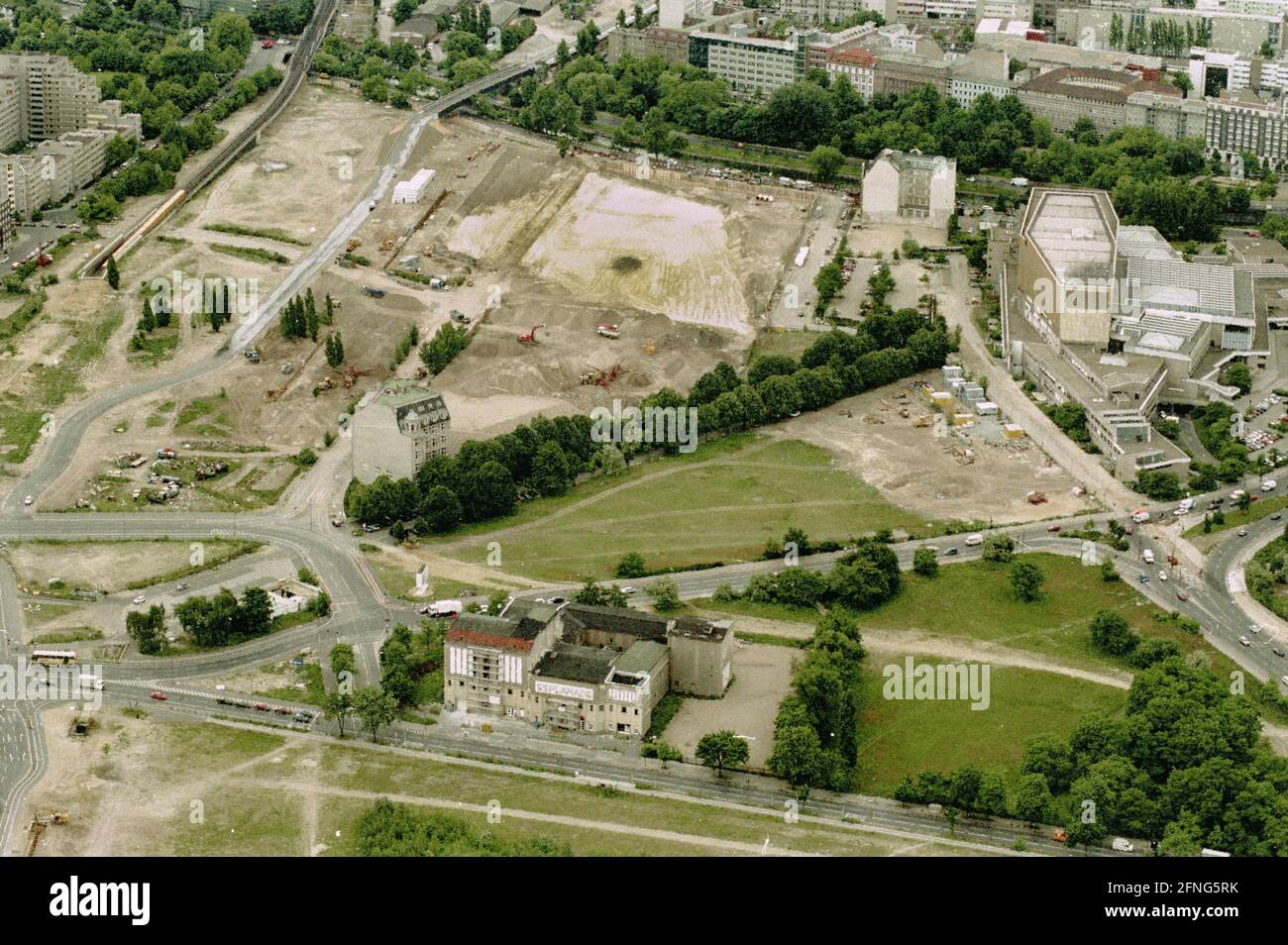 Berlino-Città / Aerial views / 1994 Potsdamer Platz. Il muro è andato. Il cantiere per Mercedes, sulla destra la Biblioteca di Stato. Weinhaus Huth rimane in piedi, l'Esplanade-Hotel sottostante è parzialmente spostato o demolito. // Berlino-distretti-Kreuzberg [traduzione automatizzata] Foto Stock