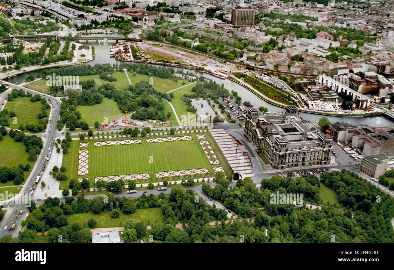 Berlin-City / D-state / Government District / 1994 Reichstag sulla destra. Sopra sono oggi gli edifici del Bundestag, all'estrema sinistra l'ufficio del Cancelliere, in alto a sinistra la stazione principale // Sprea / Bundestag / distretti / Tiergarten / Aerial views [traduzione automatizzata] Foto Stock
