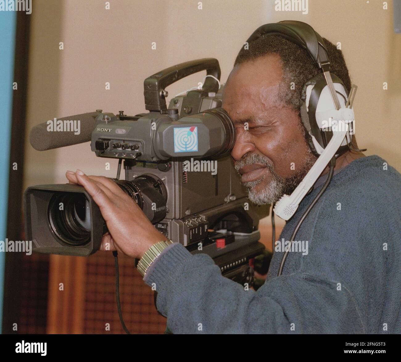 Berlino / stranieri / Africa / professioni / Stampa 1998 cameraman di SFB / RBB dall'Africa, Luc Kamwa // Televisione / lavoro / [traduzione automatizzata] Foto Stock