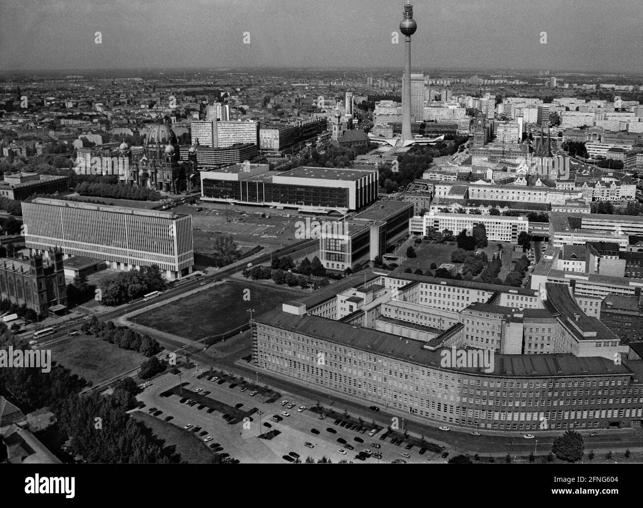 Selezione Berlino / Mitte / quartiere governativo / 1993 Schlossplatz, Palazzo della Repubblica, in alto centro. Sinistra Ministero degli Affari Esteri della RDT, Museo Schinkel (Chiesa di Friedrichswerder). Medio destra: Consiglio di Stato della RDT. In basso a destra: Il Comitato Centrale ZK della SED, poi brevemente Treuhand. Qui, nel 1990, la Camera popolare ha deciso di aderire alla Repubblica federale. Il Palazzo della Repubblica è stato chiuso a causa di amianto. Fino al 1945 la Reichsbank si trovava nell'edificio. Di seguito è riportato il Comitato Centrale della RDT, ex Reichsbank, oggi il Ministero degli Affari Esteri. Nel 1990, il parlamento della RDT Foto Stock