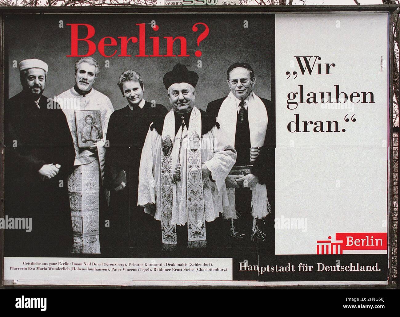 Berlino / stranieri tedeschi / 1995 Poster del Senato di Berlino: Cinque religioni pubblicizzano il multiculturalismo. Sinistra: Presidente della Federazione Islamica Nail Dural. // religione / Clero / Ebrei / Cattolici / Protestante / Pastore / Clero / Pubblicità. [traduzione automatizzata] Foto Stock