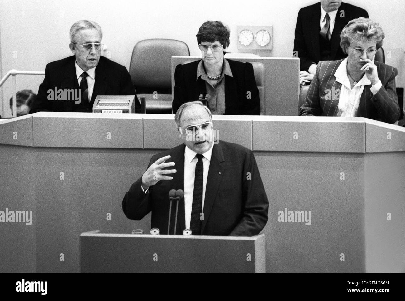 Germania, Bonn, 27.04.1989. Archivio n.: 04-07-06 Bundestag dibattito: Proposta di risoluzione sulla dichiarazione del governo federale sul futuro lavoro del governo Foto: Cancelliere federale Helmut Kohl, durante il discorso [traduzione automatizzata] Foto Stock