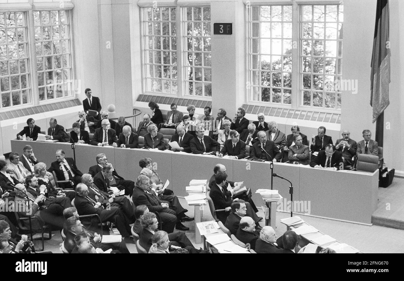 Germania, Bonn, 27.04.1989. Archivio n.: 04-12-22 Bundestag dibattito: Proposta di risoluzione sulla dichiarazione del governo federale sul futuro lavoro del governo Foto: Visione del banco di governo [traduzione automatizzata] Foto Stock