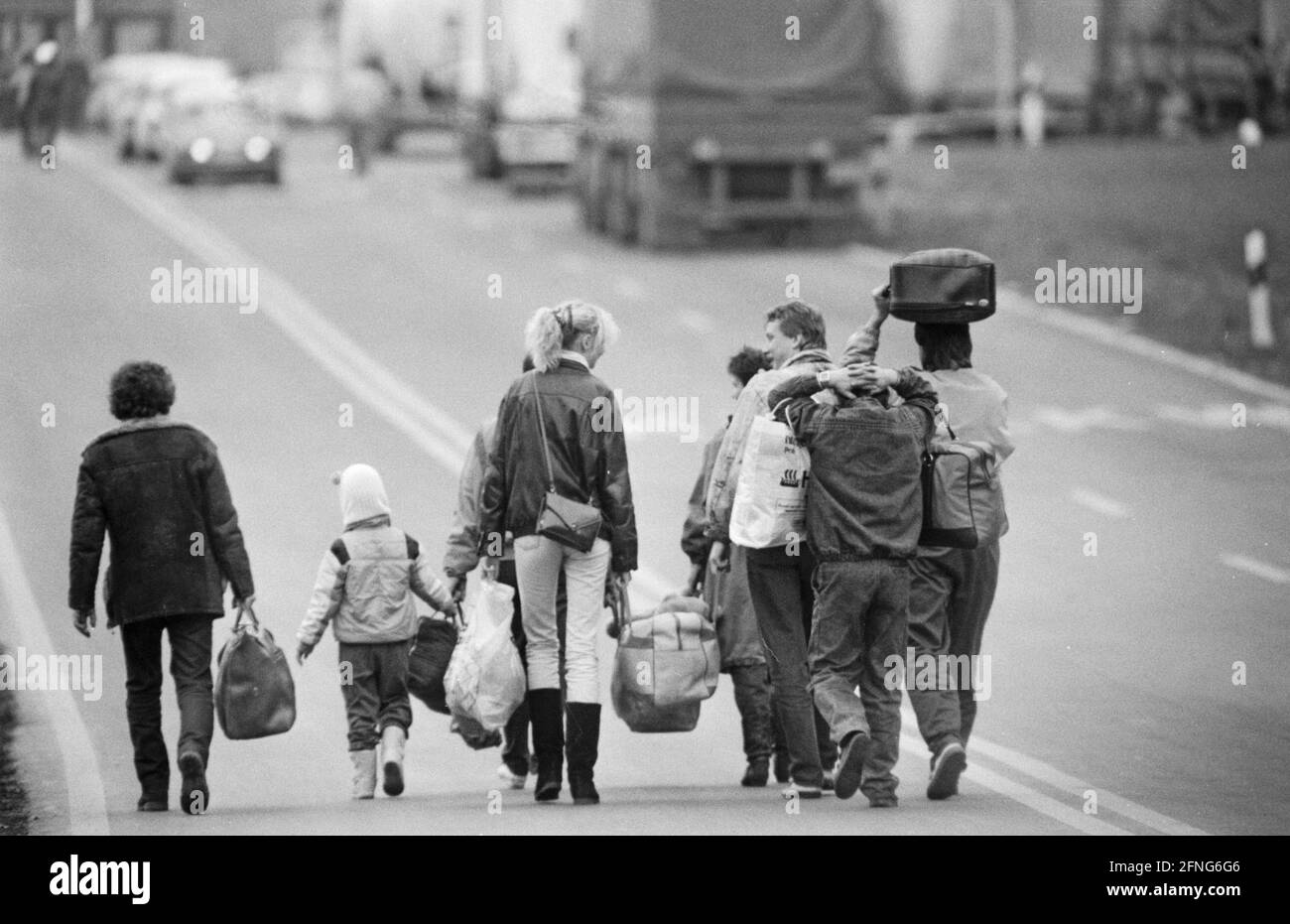 Un gruppo di rifugiati della RDT con borse di viaggio sulla strada per il  valico di