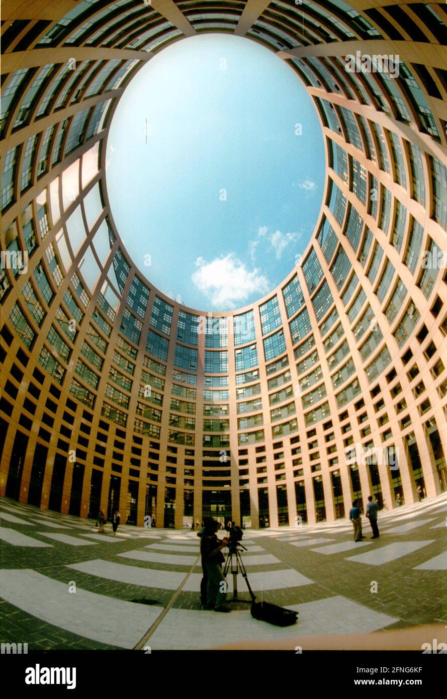 Francia / Strasburgo / Europa / 1999 Parlamento europeo a Strasburgo, cortile d'ingresso di fronte alla sala plenaria, // architettura / edifici per uffici / EP / Parlamento / *** Local Caption *** Europa / Parlamento [traduzione automatizzata] Foto Stock