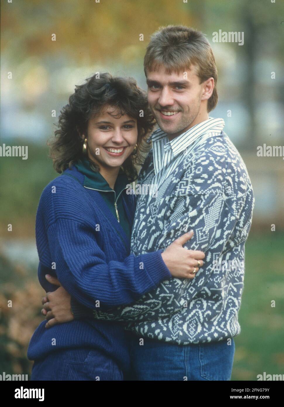 Hans-Dieter Flick (FC Bayern München) con la fidanzata Silke 13.11.1986. [traduzione automatizzata] Foto Stock