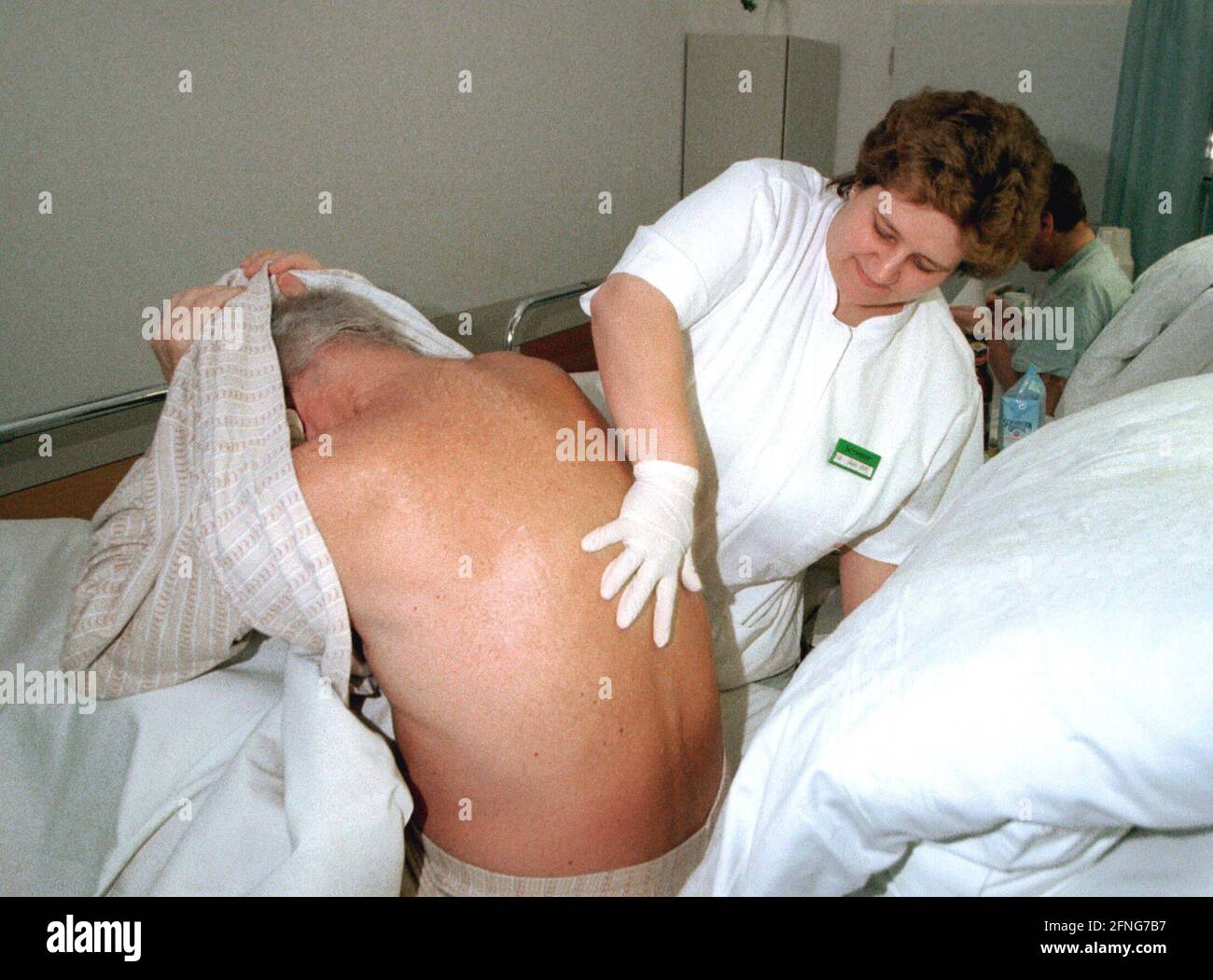 Berlino / Salute / Ospedale / 1997 Ospedale Prenzlauer Berg, reparto interno. Inalazioni del paziente, infermiere // anziani / anziani / donne / [traduzione automatica] Foto Stock