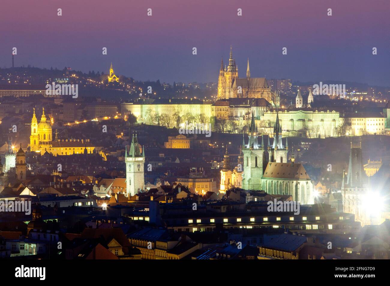 Praga, Repubblica Ceca. Castello di Hradcany e guglie della città vecchia al tramonto. Foto Stock