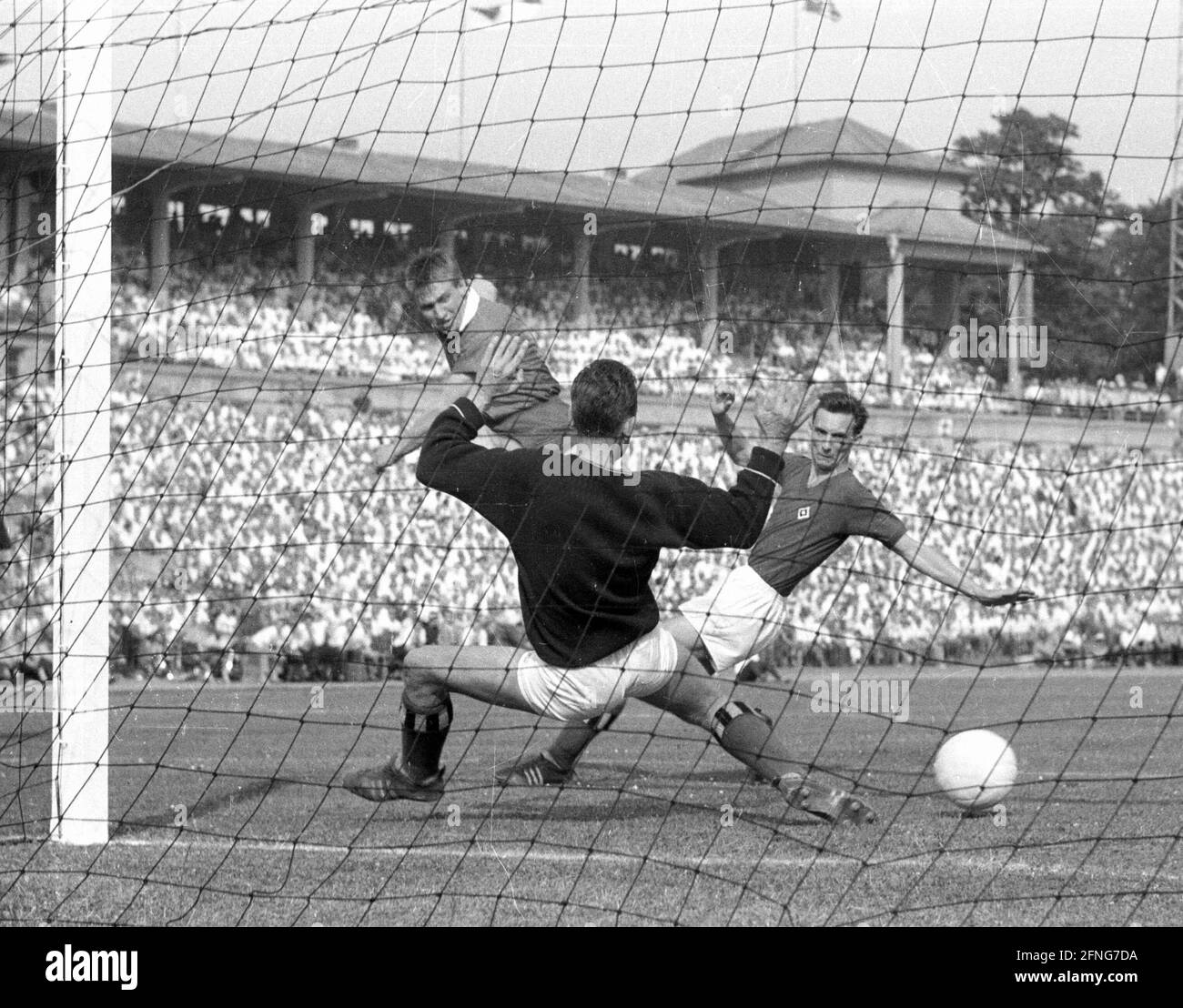 Partita finale 1. FC Köln-Hamburger SV 2:3/25.06.1960. Scena di gol davanti al gol HSV. [traduzione automatizzata] Foto Stock