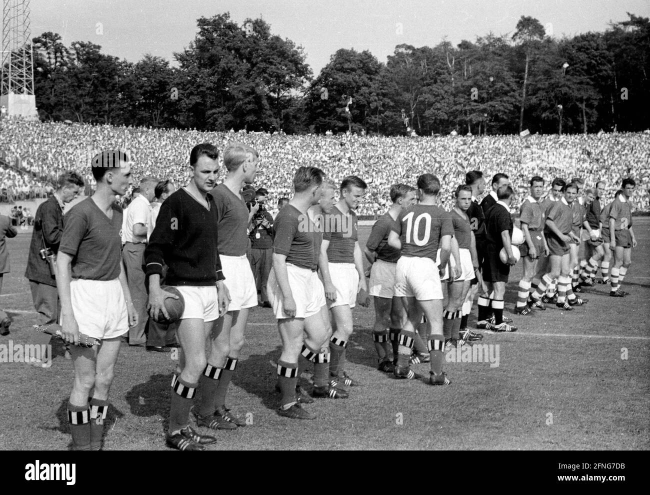 Finale 1. FC Köln-Hamburger SV 2:3/25.06.1960 entrambe le squadre prima della partita. [traduzione automatizzata] Foto Stock