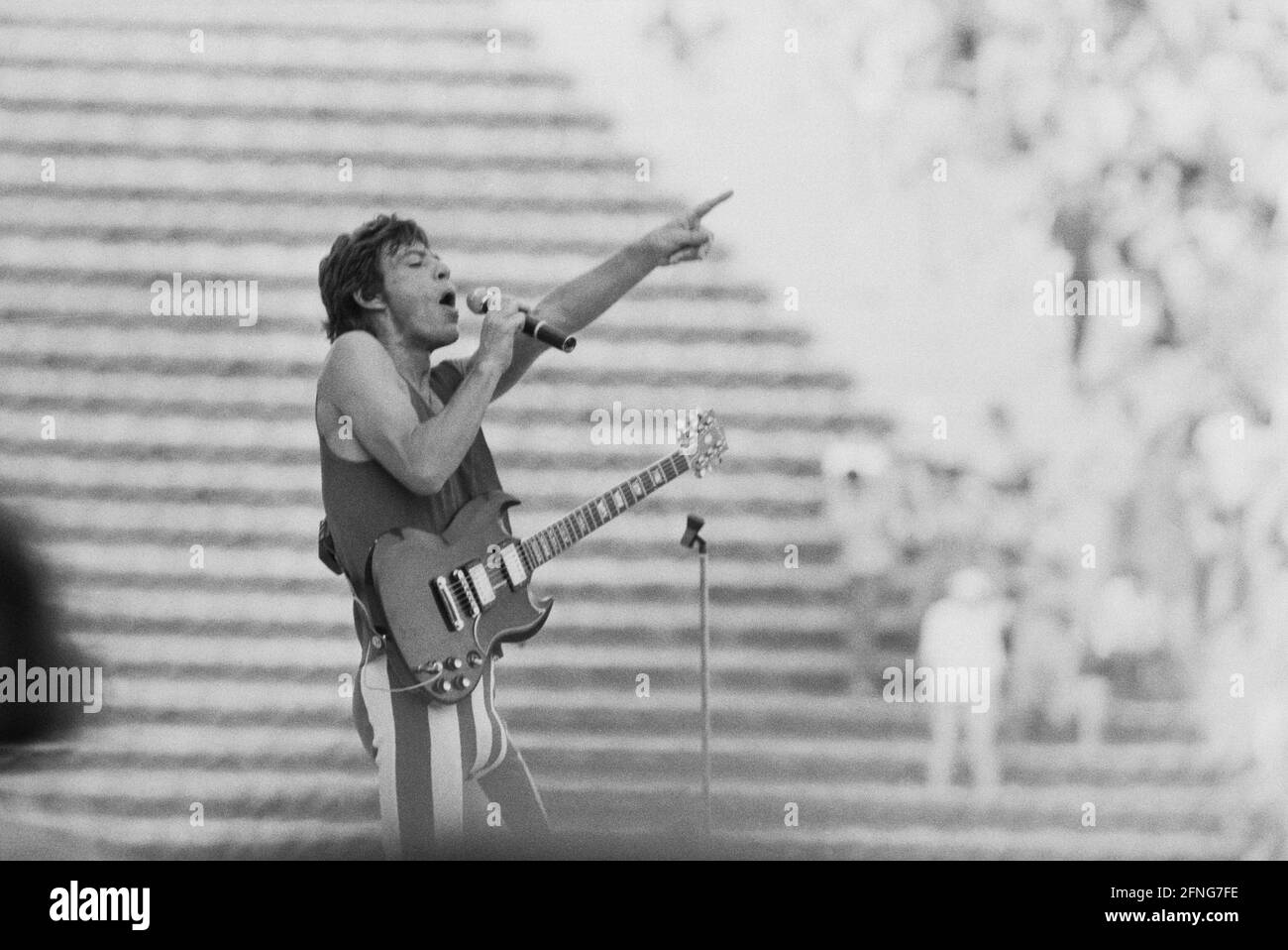 Mick Jagger canta sul palco allo Stadio Olimpico di Monaco al concerto del 1982 della sua band Rolling Stones. [traduzione automatizzata] Foto Stock