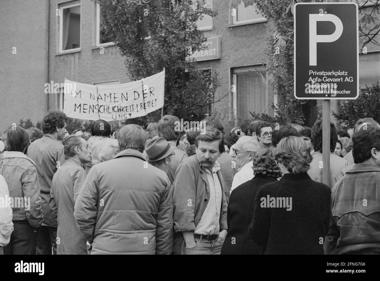 'Protestare i lavoratori di fronte alla pianta Agfa-Gevaert con una scritta ''in nome dell'umanità! Salvalo!'. Lo stabilimento di Monaco sarà chiuso. [traduzione automatizzata]" Foto Stock