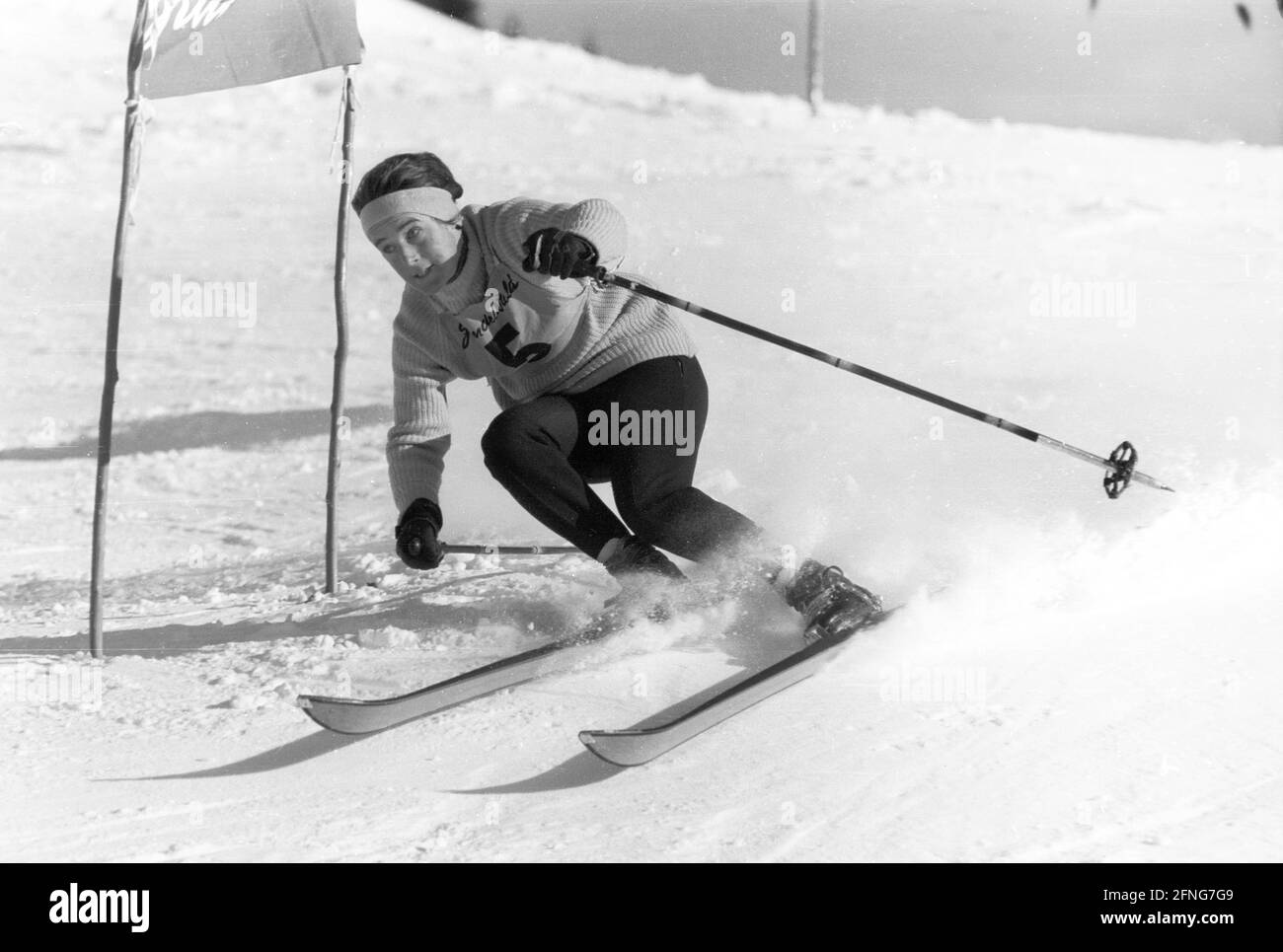 Gara internazionale di sci femminile a Grindelwald: Slalom gigante su 07.01.1960. Heidi Biebl (Oberstaufen), campione olimpico della Squaw Valley 1960, in azione. [traduzione automatizzata] Foto Stock