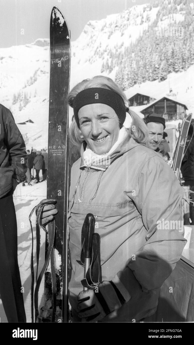 Gara internazionale di sci femminile a Grindelwald 05.01.1965. Heidi Biebl (Oberstaufen), campione olimpico della Squaw Valley 1960, in ritratto. [traduzione automatizzata] Foto Stock