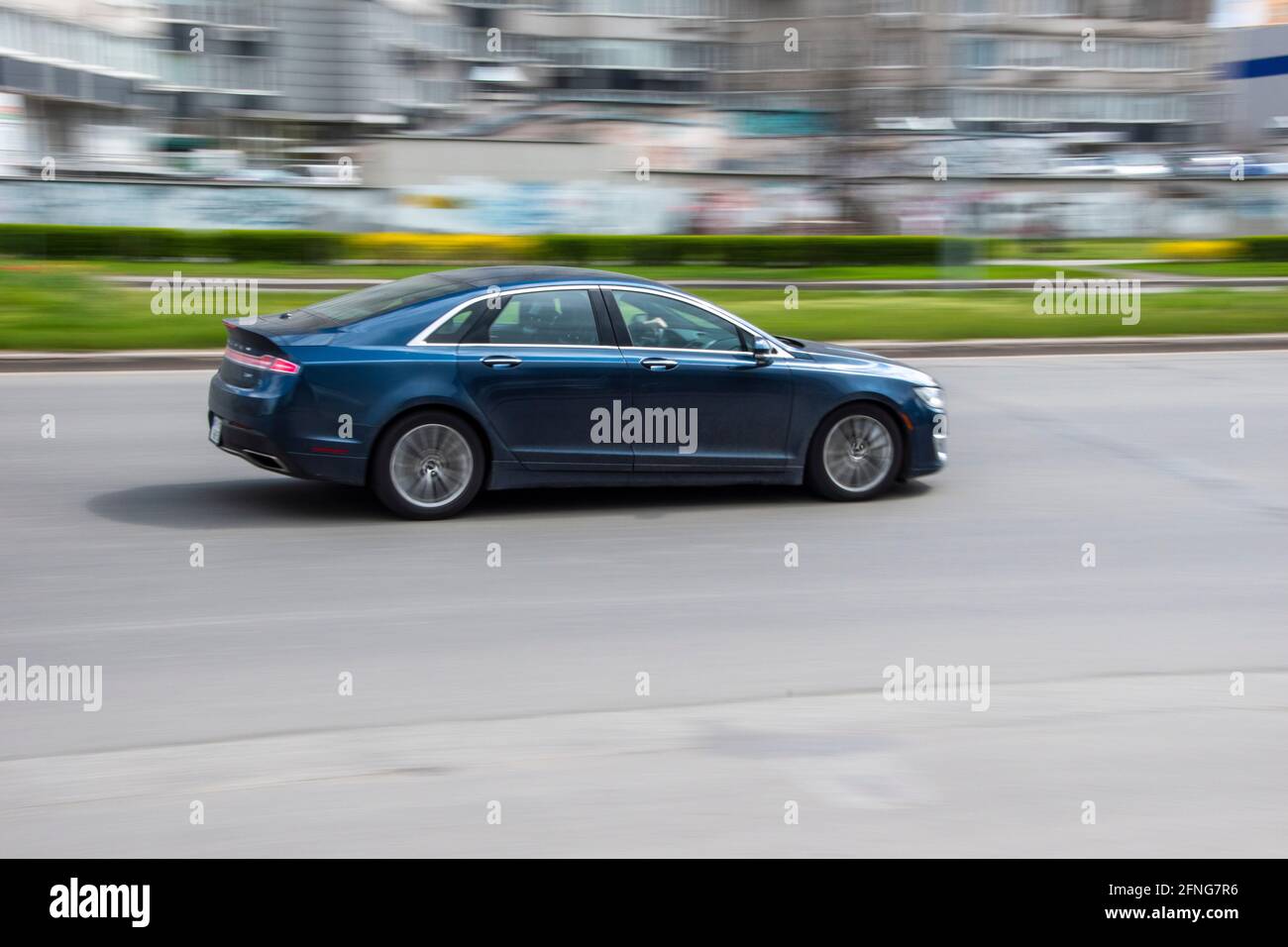 Ucraina, Kiev - 26 aprile 2021: Auto Lincoln MKZ blu in movimento per la strada. Editoriale Foto Stock