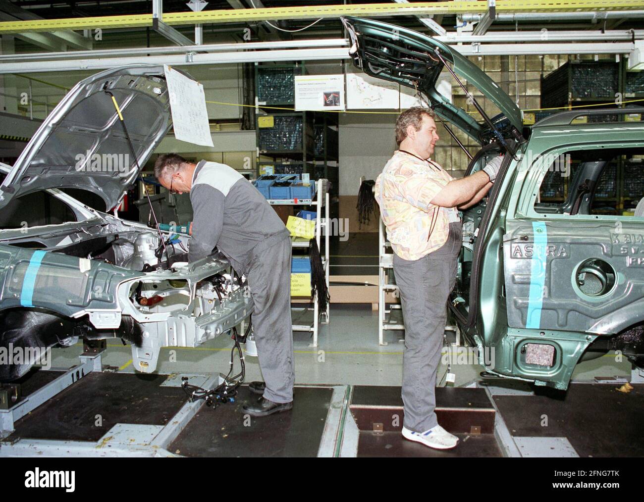 DEU , DEUTSCHLAND : produzione dell'Opel Astra presso lo stabilimento di Bochum , settembre 1998 [traduzione automatizzata] Foto Stock