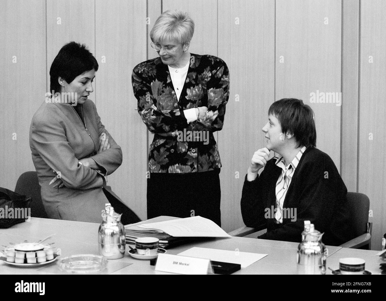 I ministri federali Hannelore ROENSCH ( CDU ), Gerda HASSELFELDT ( CSU ) e Angela MERKEL ( CDU ) in una riunione del gabinetto nel febbraio 1992. [traduzione automatizzata] Foto Stock