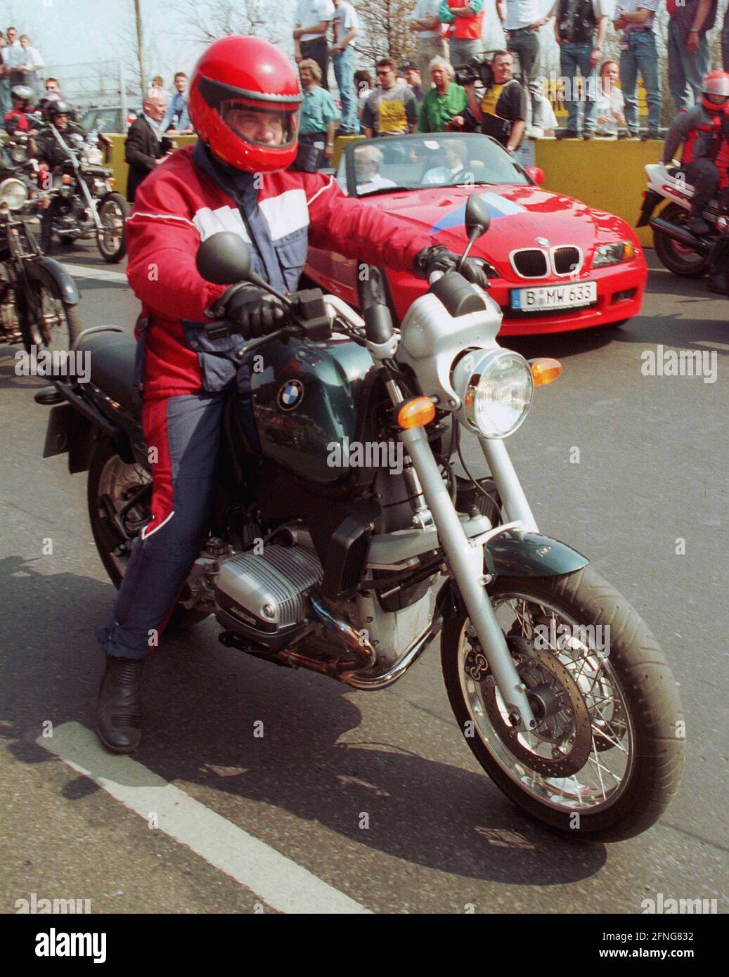Berlino / Brandenburgo / unificazione / 20.4.1996 Manfred Stolpe, SPD, con casco per moto. Parata motociclistica sull'AVUS durante una campagna per l'unificazione degli stati di Berlino e Brandeburgo, il referendum è fallito. [traduzione automatizzata] Foto Stock