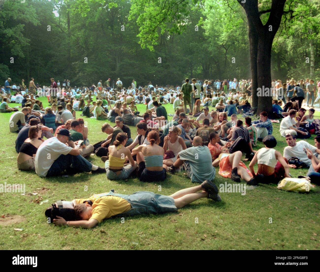 Berlino / Festivals / giovani / Love Parade 12.7.1997 Strasse des 17. Juni- Break from dancing in the Tiergarten, // Danza / Ragazze / Sesso / Donne / Festival / Parco *** Local Caption *** Love Parade / giovani / Donne / Festival / l'LP è stato fatto dal 1989 (150 partecipanti) come dimostrazione politica. Gli organizzatori erano i club di danza techno. Nel 1996 vi erano per la prima volta più di 1 milione di partecipanti per la strada del 17 giugno, nel 1999 1.5 milioni. All'inizio i partecipanti erano sulla velocità e sul cristallo, nel 1996 la maggior parte di loro erano bevitori di alcool (Jaegermeister), e. Foto Stock