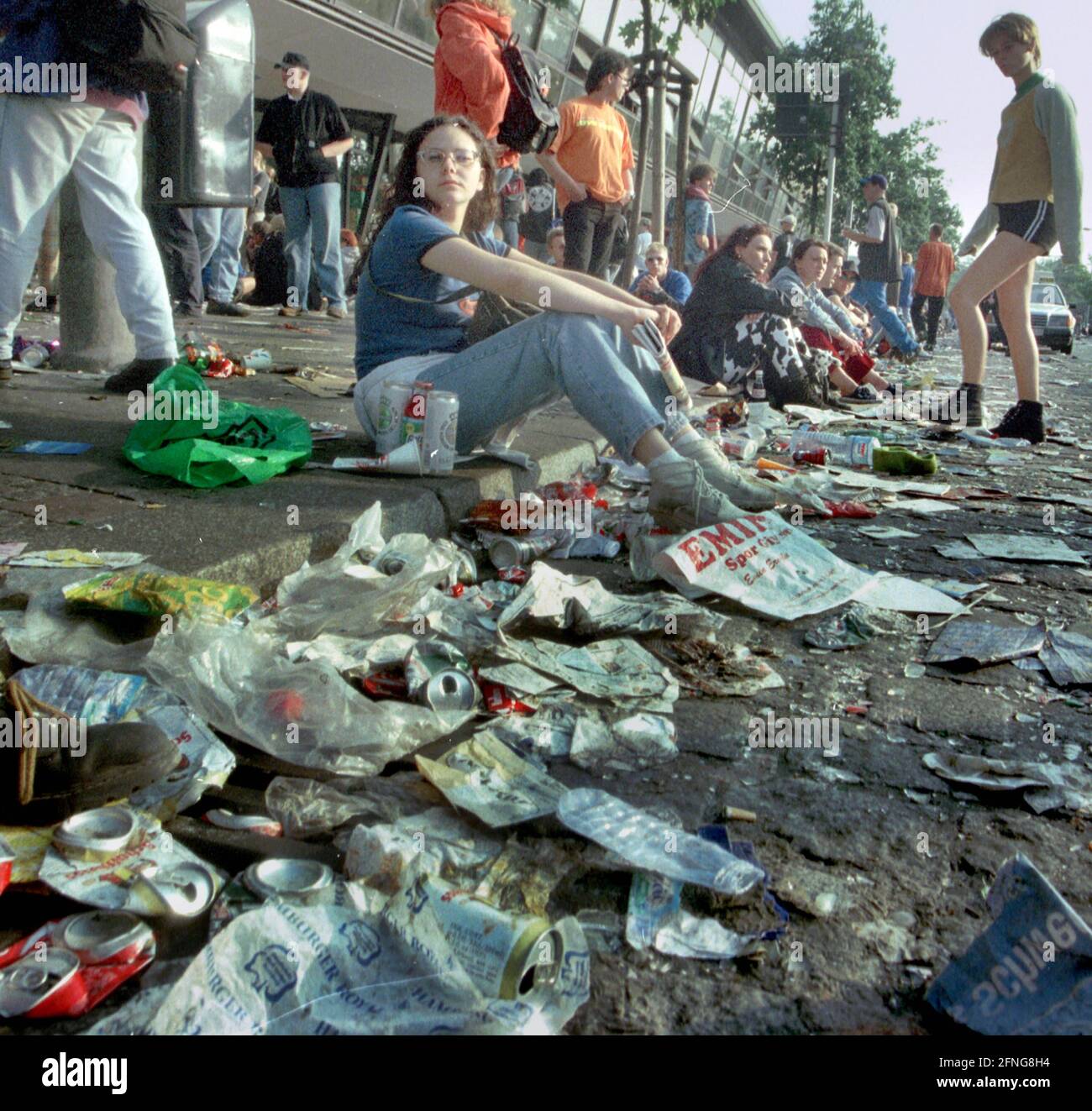 Berlino / celebrazioni / giovani / 14.7.1996 Love Parade, la festa è finita. La mattina successiva di fronte allo Zoo Bahnhof. I ravers passarono la notte nella spazzatura // *** Local Caption *** l'LP fu fatto dal 1989 (150 partecipanti) come dimostrazione politica. Gli organizzatori erano i club di danza techno. Nel 1996 vi erano per la prima volta più di 1 milione di partecipanti per la strada del 17 giugno, nel 1999 1.5 milioni. All'inizio i partecipanti erano in velocità e cristallo, nel 1996 la maggior parte erano bevitori di alcol (Jaegermeister), e molto giovani. Sono venuti da tutta Europa a. Foto Stock