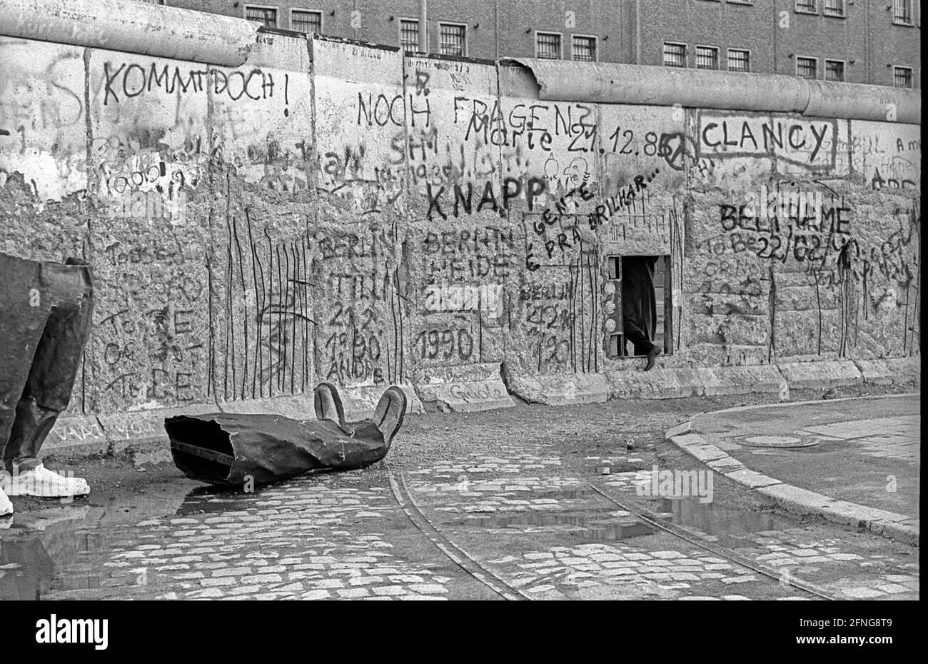 GDR, Berlino, 26.02.1990, parete a Potsdamer Platz, gambe, scarpe di un personaggio di cartone, [traduzione automatizzata] Foto Stock