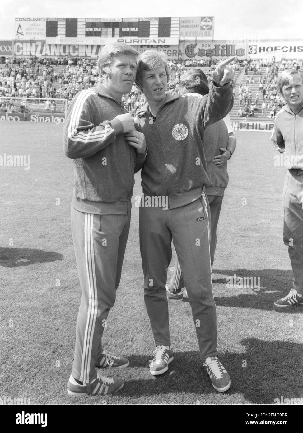 Coppa del mondo 1970 in Messico: Germania - Marocco 2:1 / 03.06.1970 / Helmut Haller (a sinistra) e Jürgen Grabowski ispezionano il campo nello stadio Guanajuato di Leon. [traduzione automatizzata] Foto Stock