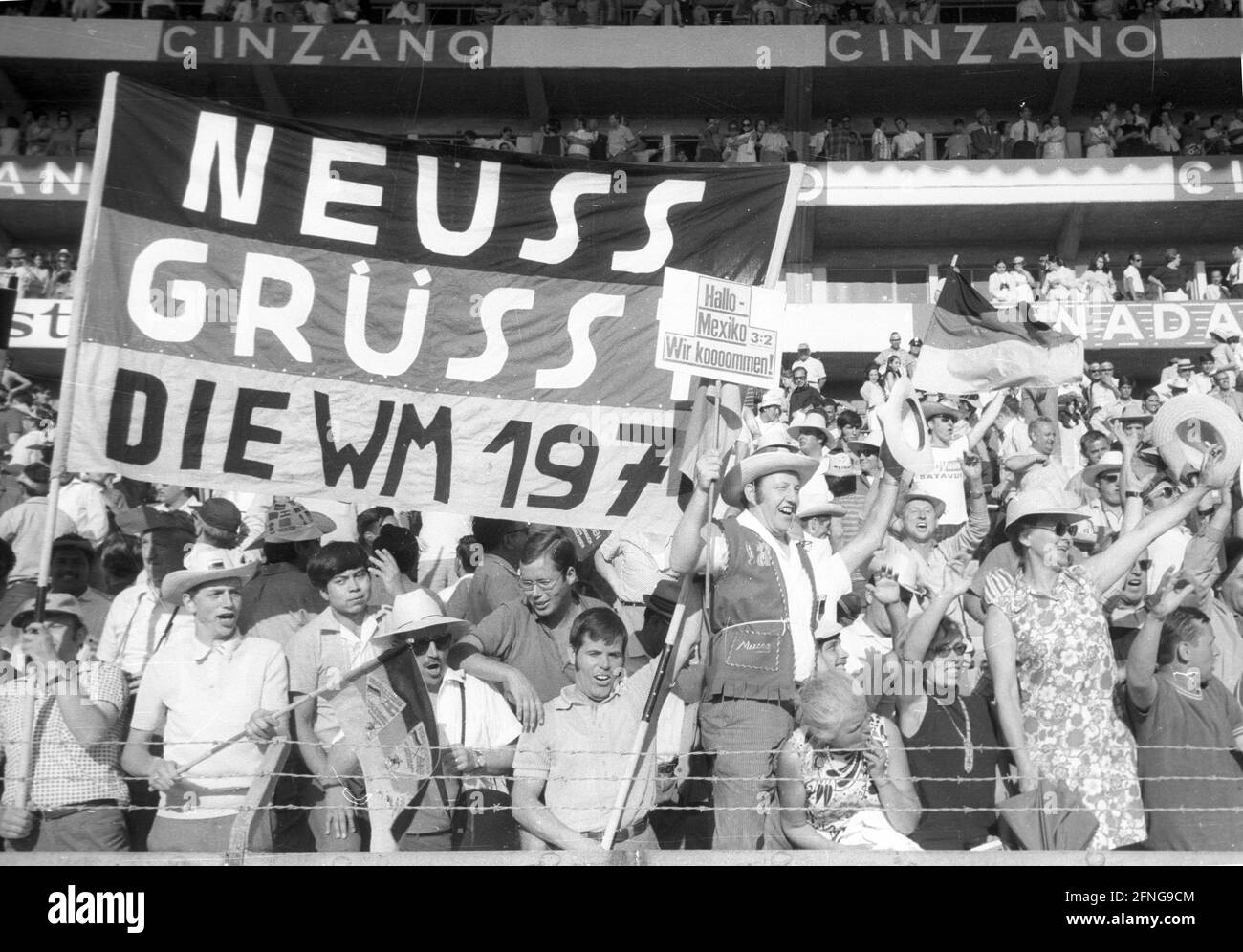 Coppa del mondo 1970 in Messico: Germania - Perù / 3:1 / 10.06.1970. Tifosi tedeschi nello stadio Guanajuato di Leon. [traduzione automatizzata] Foto Stock