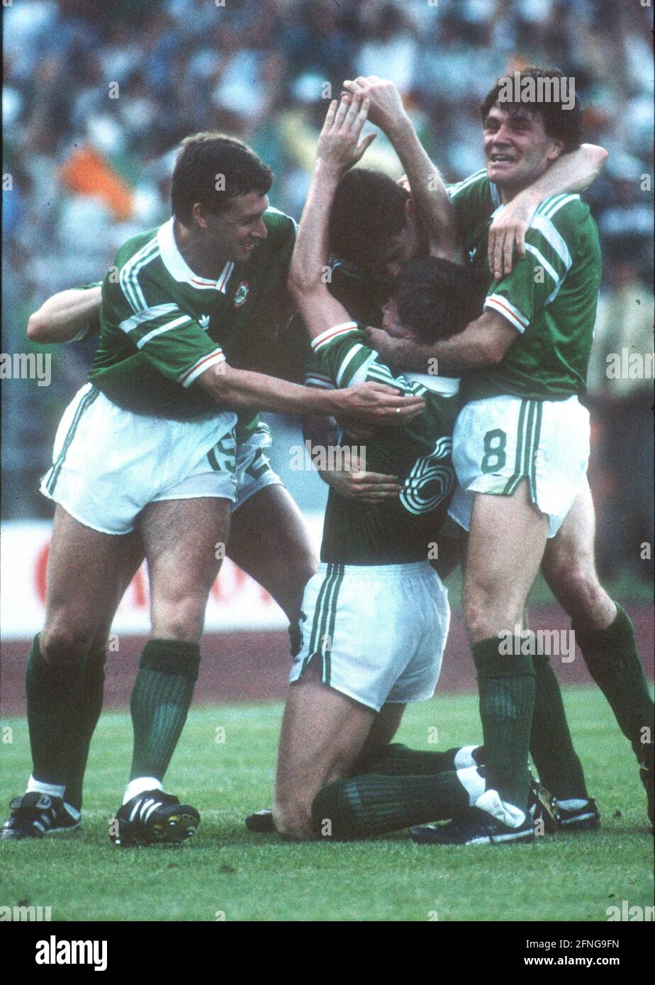 Campionato europeo di calcio 1988 in Germania: Irlanda - Unione Sovietica 1:1/15.06.1988 ad Hannover. L'Irlanda festeggia dopo il 1:0. Da sinistra: Kevin Sheedy (15), Ronnie Whelan (6) e Ray Houghton (8). [traduzione automatizzata] Foto Stock