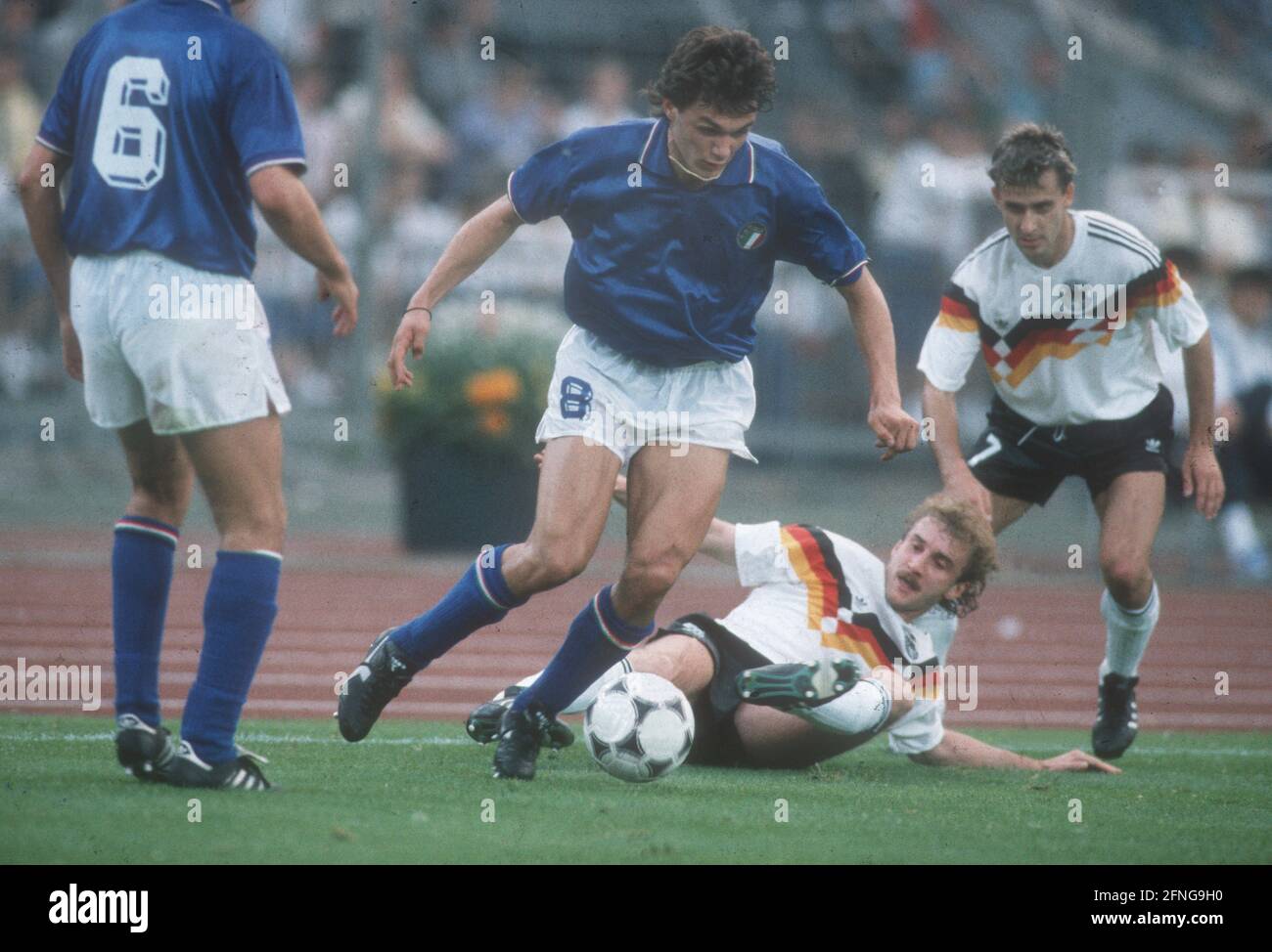 Campionato europeo di calcio 1988 in Germania: Partita di apertura Germania - Italia 1:1/11.06.1988 a Düsseldorf. Paolo Maldini (ITA) azione sulla palla. Rudi Völler cerca di entrare. Re: Pierre Littbarski (entrambi Deut.) e a sinistra: Riccardo Ferri (6/Ita.) guardare la scena. [traduzione automatizzata] Foto Stock