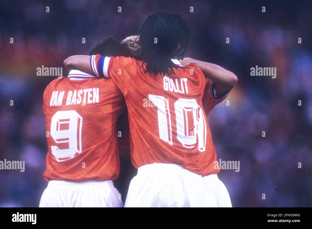 Campionato europeo di calcio 1992 in Svezia: Germania - Paesi Bassi 1:3/ 18.06.1992 a Gothenburg. Van Basten e Gullit (NL) cheer. [traduzione automatizzata] Foto Stock