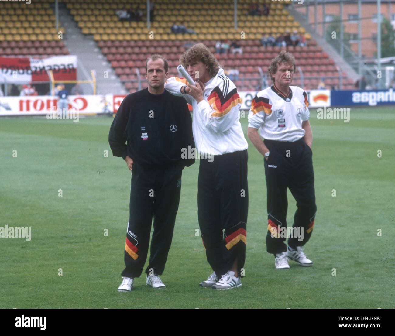 Campionato europeo di calcio 1992 in Svezia: Scozia - Germania 0:2/ 15.06.1992 a Norrköping. Michael Frontzeck e Michael Schulz ispezionano il campo nello stadio di Idrotzpark. A destra: Portiere allenatore Sepp Maier. [traduzione automatizzata] Foto Stock
