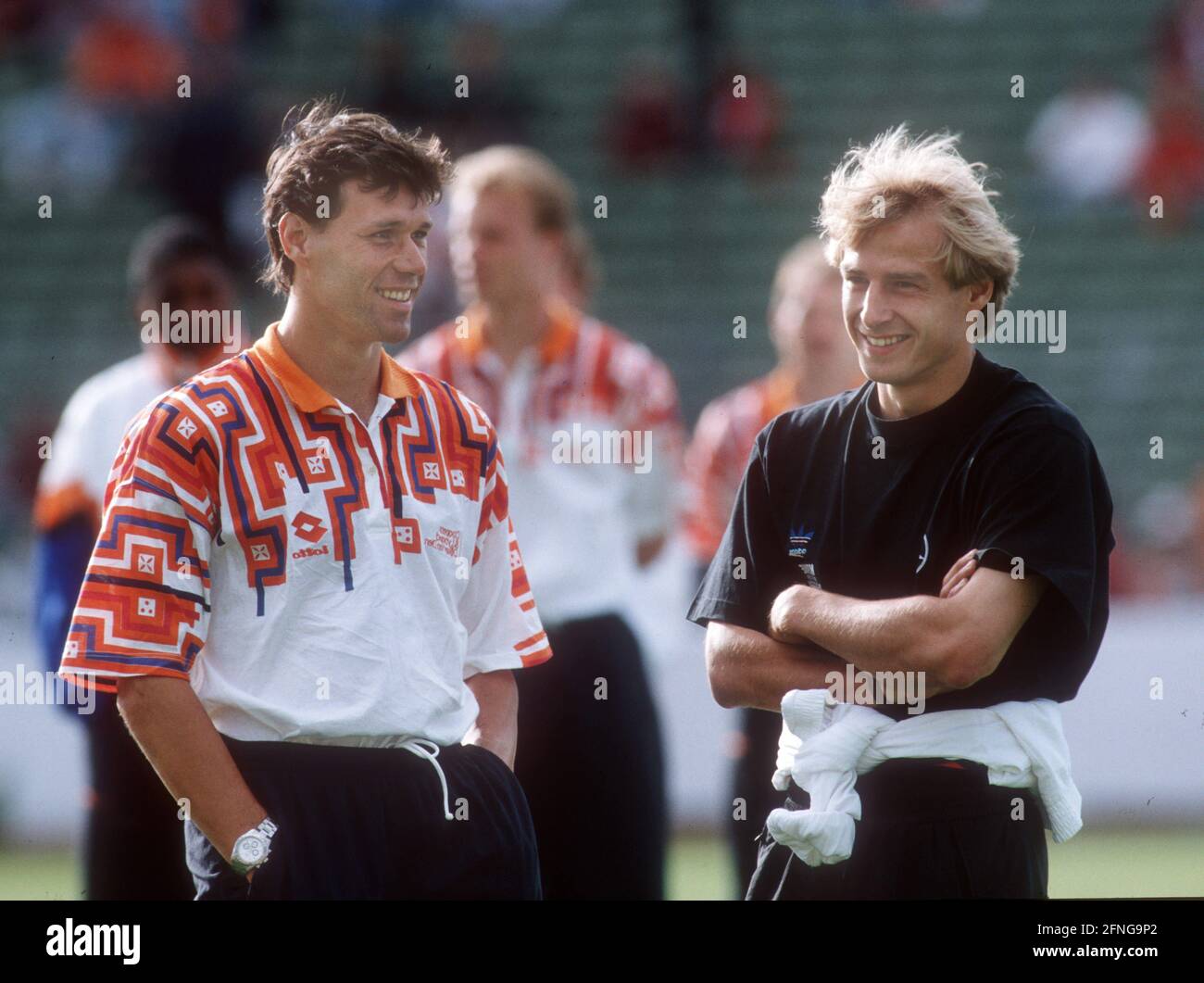 Campionato europeo di calcio 1992 in Svezia: Germania - Paesi Bassi 1:3/ 18.06.1992 a Gothenburg. Marco van Basten (NL/li.) e Jürgen Klinsmann (Deut.) che ispezionano la piazzola prima della partita. [traduzione automatizzata] Foto Stock