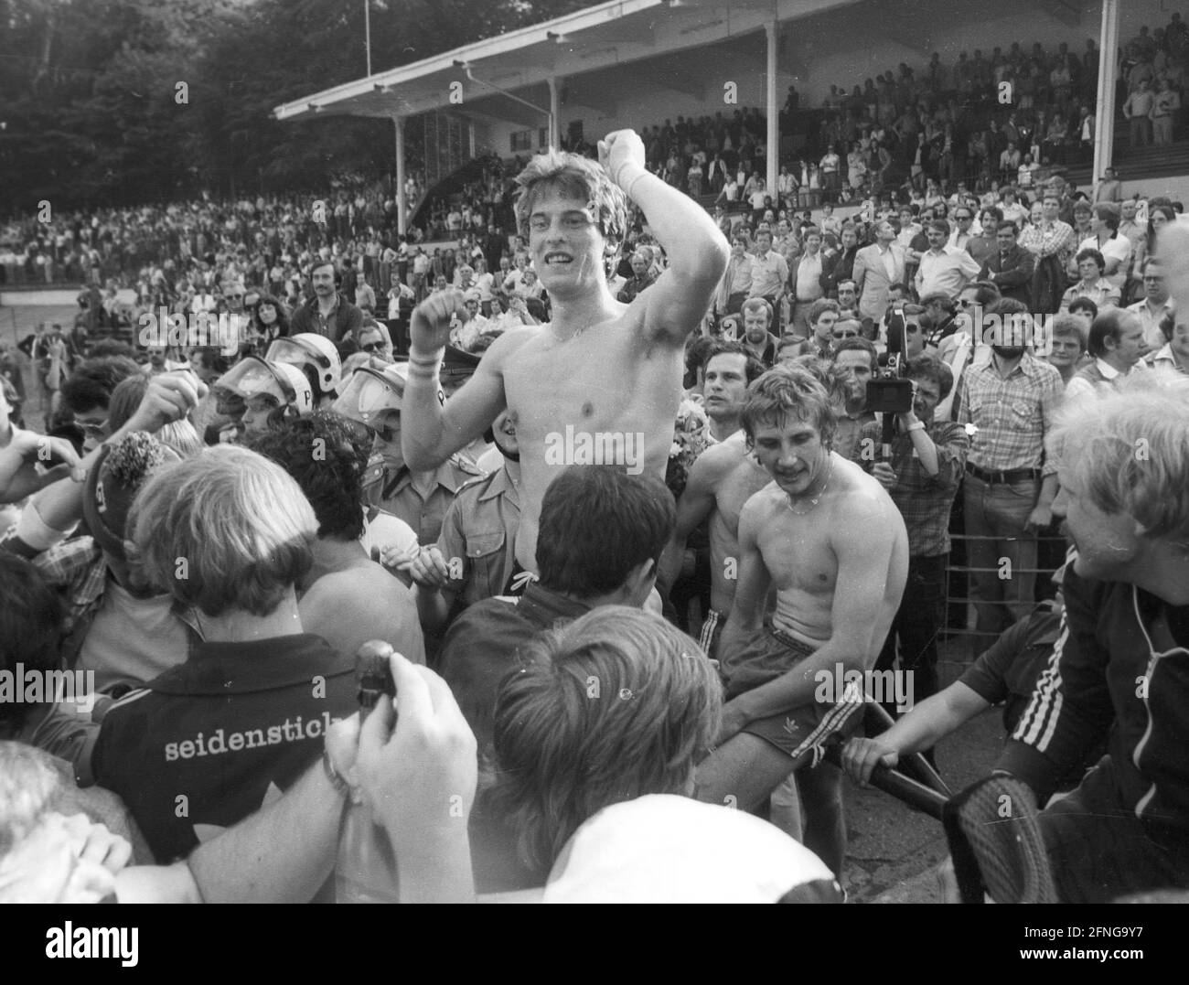 Promozione DSC Arminia Bielefeld al primo calcio Bundesliga dopo 2:0 vittoria su Fortuna Colonia su 27.05.1978. Il portiere Uli Stein (Arminia) viene festeggiato dai tifosi. In basso a destra: Norbert Eilenfeld. [traduzione automatizzata] Foto Stock