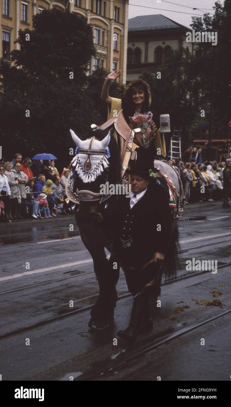 Manuela Weitner come Münchner Kindl su un cavallo alla processione dell'Oktoberfest a Monaco, 1990. [traduzione automatizzata] Foto Stock