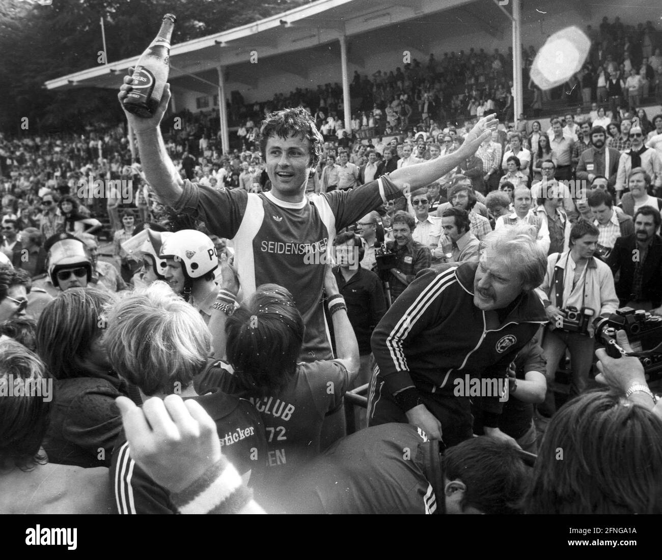 DSC Arminia Bielefeld promosse alla prima Bundesliga dopo la vittoria 2:0 su Fortuna Colonia il 27.05.1978. Mileta Rnic sulle spalle dei tifosi. A destra: Friedel Schüller, anatre via. [traduzione automatizzata] Foto Stock