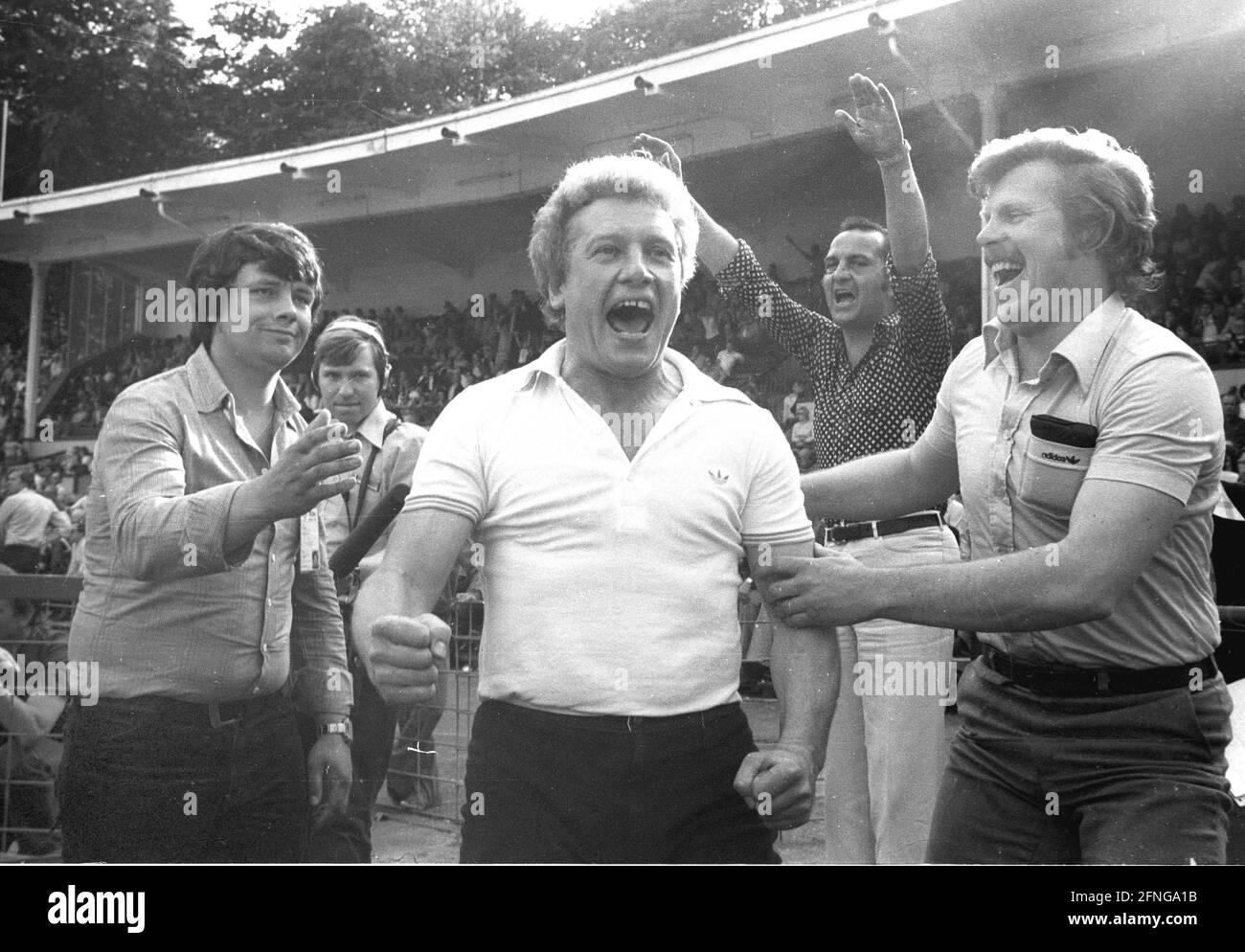 DSC Arminia Bielefeld promosse alla prima Bundesliga dopo una vittoria 2:0 su Fortuna Colonia il 27.05.1978. Allenatore Karl-Heinz Feldkamp (Arminia/Centro) si acclama al fischio finale. [traduzione automatizzata] Foto Stock