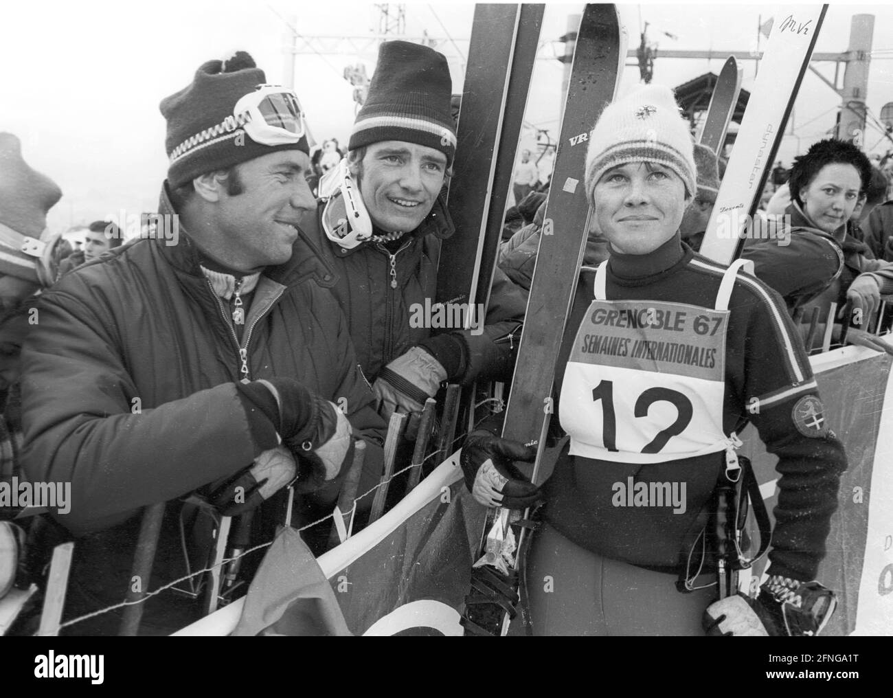 Gare di sci pre-olimpiche a Chamrousse 17.02.1967. Come spettatori allo slalom femminile: Da sinistra: Guy Perillat e Jean-Claude Killy (centro) con Florence Steurer (tutta la Francia). [traduzione automatizzata] Foto Stock