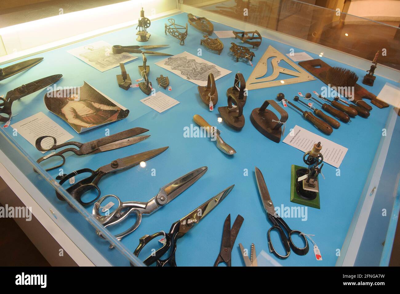 Europa, Italia, Lombardia, Varese, Busto Arsizio, utensili tessili per  sartoria, forbici e ironmuseum con macchine vecchie per la lavorazione del  tessuto Foto stock - Alamy