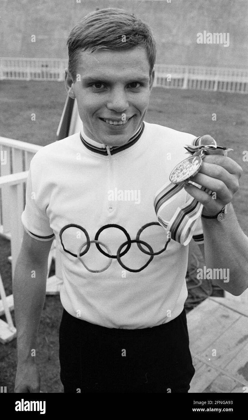 1964 Olimpiadi di Tokyo il ciclismo tedesco vince l'oro, Lothar Claesges (krefeld) con medaglia d'oro [traduzione automatica] Foto Stock