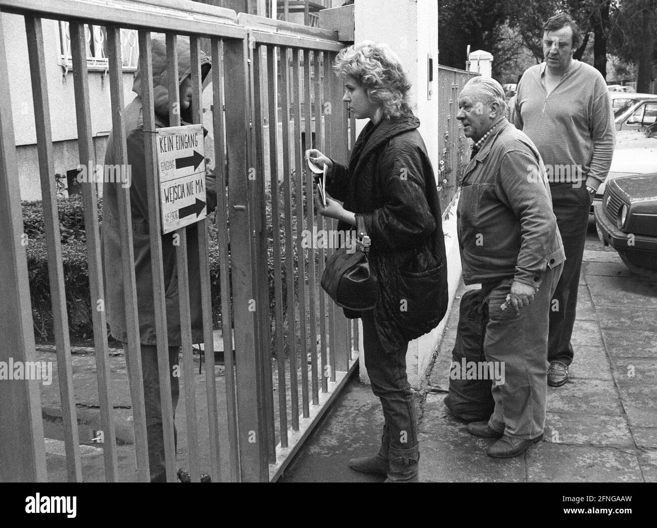 Polonia, Varsavia, 20.10.1989. Archivio No.: 10-05-01 flusso di rifugiati dalla RDT alla Polonia Foto: Ogni giorno i rifugiati della RDT arrivano all'ambasciata della Repubblica federale di Germania [traduzione automatizzata] Foto Stock