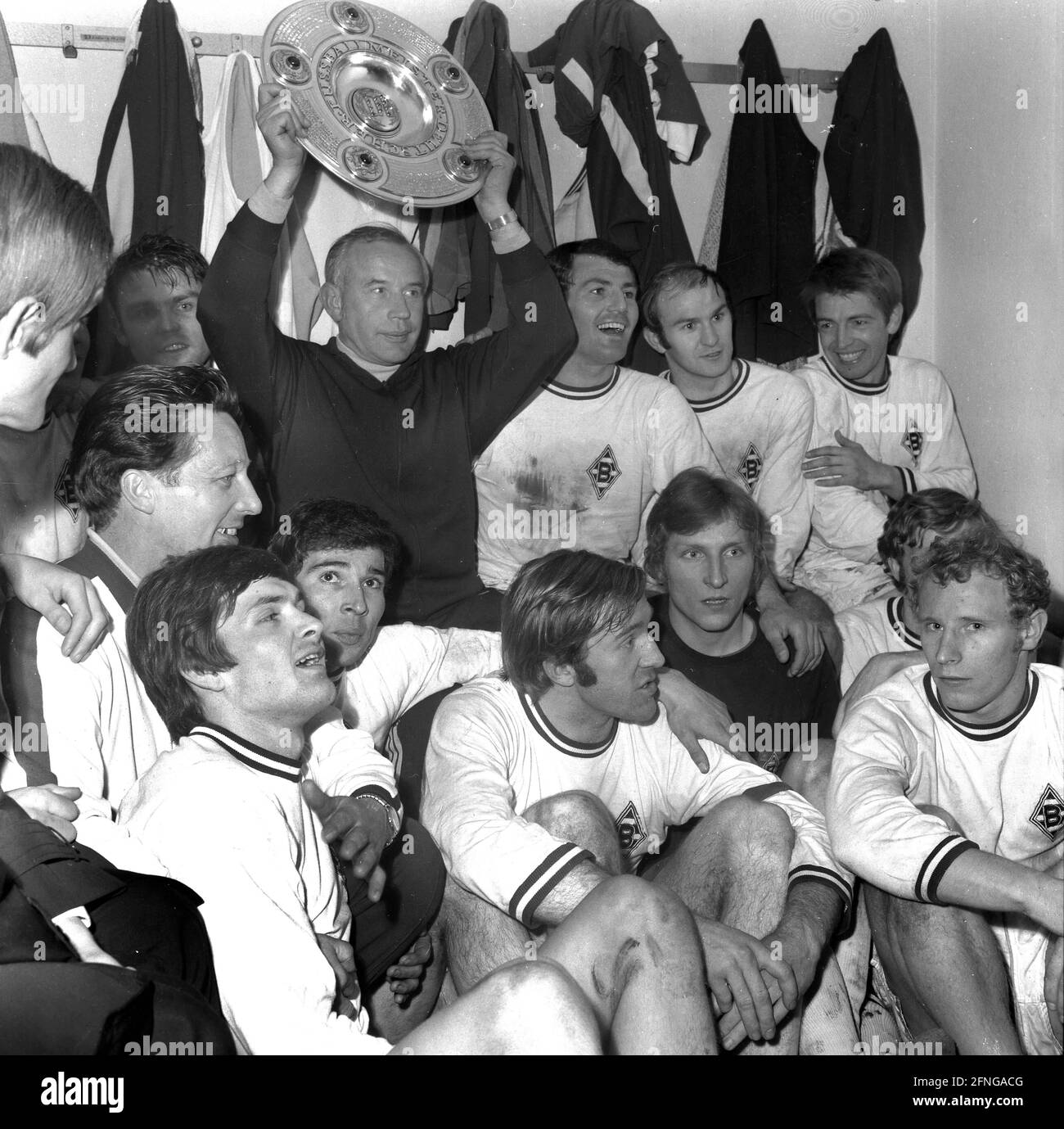 VFL Borussia Mönchengladbach - Hamburger SV 4:3 30.04.1970 Foto della squadra Borussia Mönchengladbach come campione di calcio tedesco 1969/70 nello spogliatoio con trofeo di campionato. L'allenatore Hennes Weisweiler presenta il trofeo di campionato. Reg. 30.04.1970. [traduzione automatizzata] Foto Stock