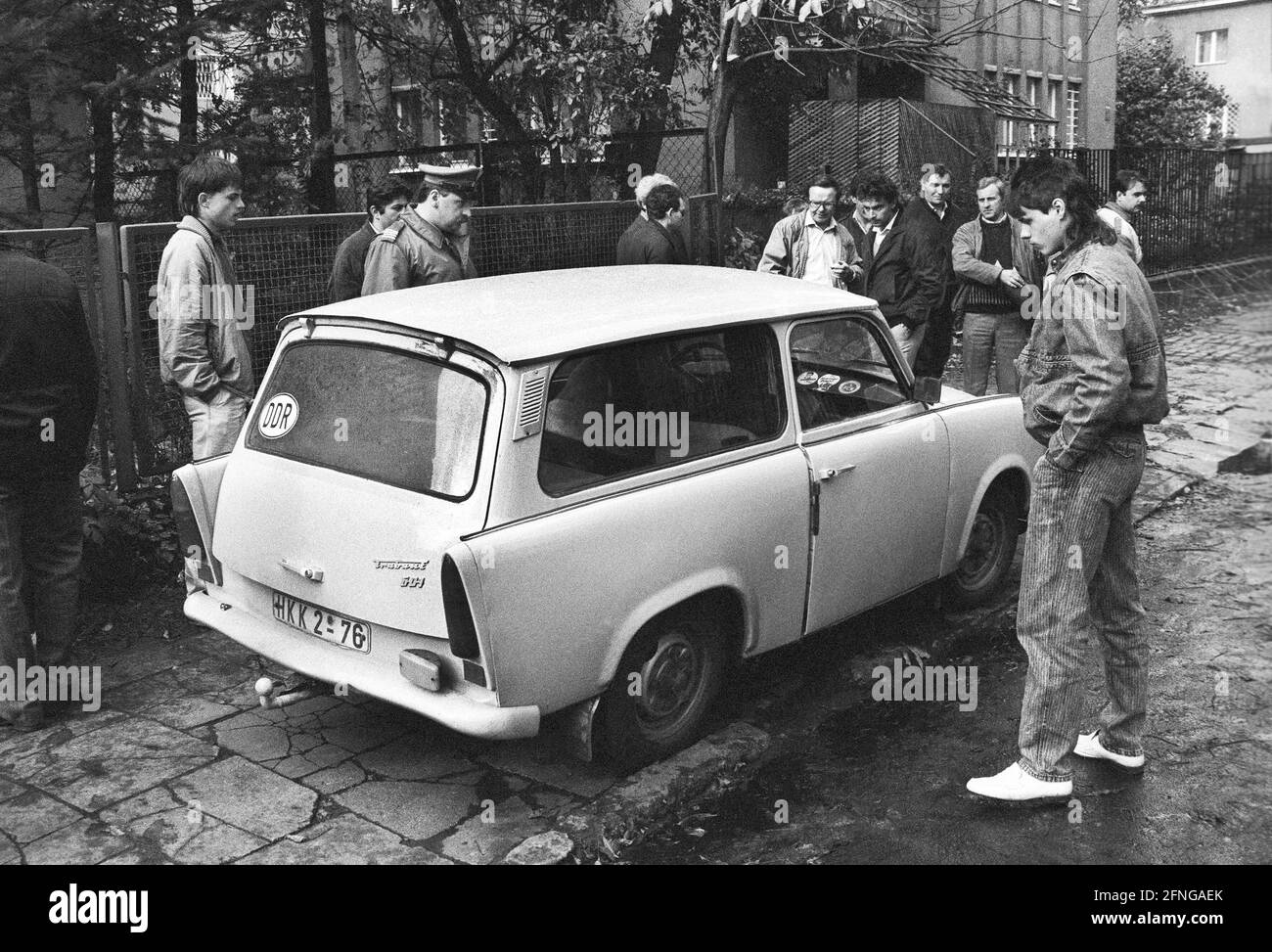 Polonia, Varsavia, 20.10.1989. Archivio No.: 10-06-01 flusso di rifugiati dalla RDT alla Polonia Foto: Ogni giorno i rifugiati della RDT vengono all'ambasciata della Repubblica federale e vendono i loro Traabbie [traduzione automatizzata] Foto Stock
