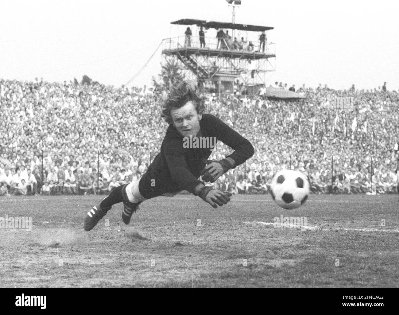 DFB-Cup 1970/1971 - semifinale - Mer., 12.05.1971 / Fortuna Düsseldorf - FC  Bayern München 0:1 / Seppa Maier (FCB) , parata .dietro il ponteggio per la  TV la normativa camara DFL PROIBISCE