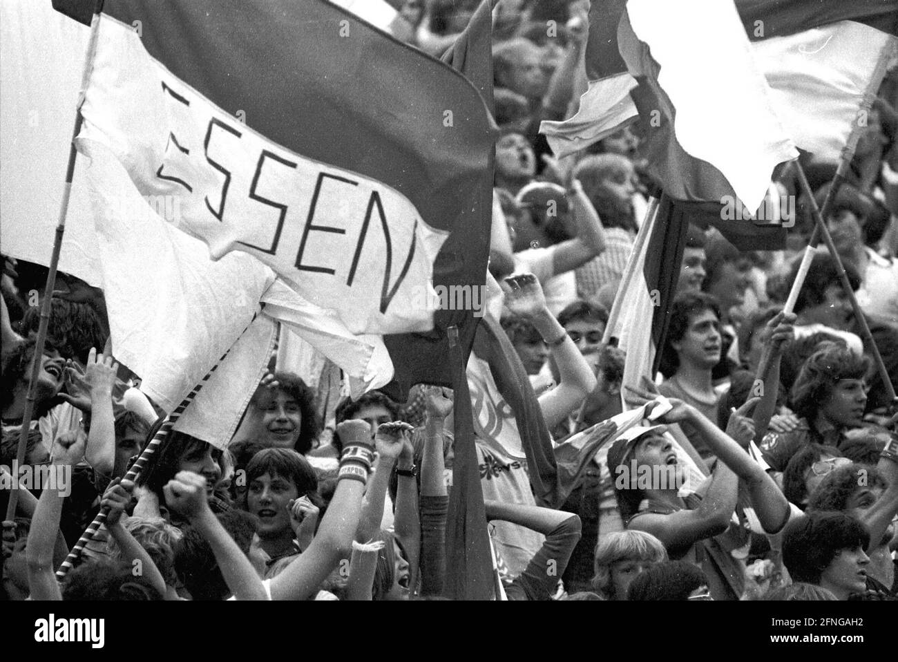 2° incontro promozionale Rot Weiß Essen- Karlsruher SC 3:1 /13.06.1980/ KSC ancora promosso grazie a 5:1 nella prima partita / ventole RWE con flag [traduzione automatica] Foto Stock