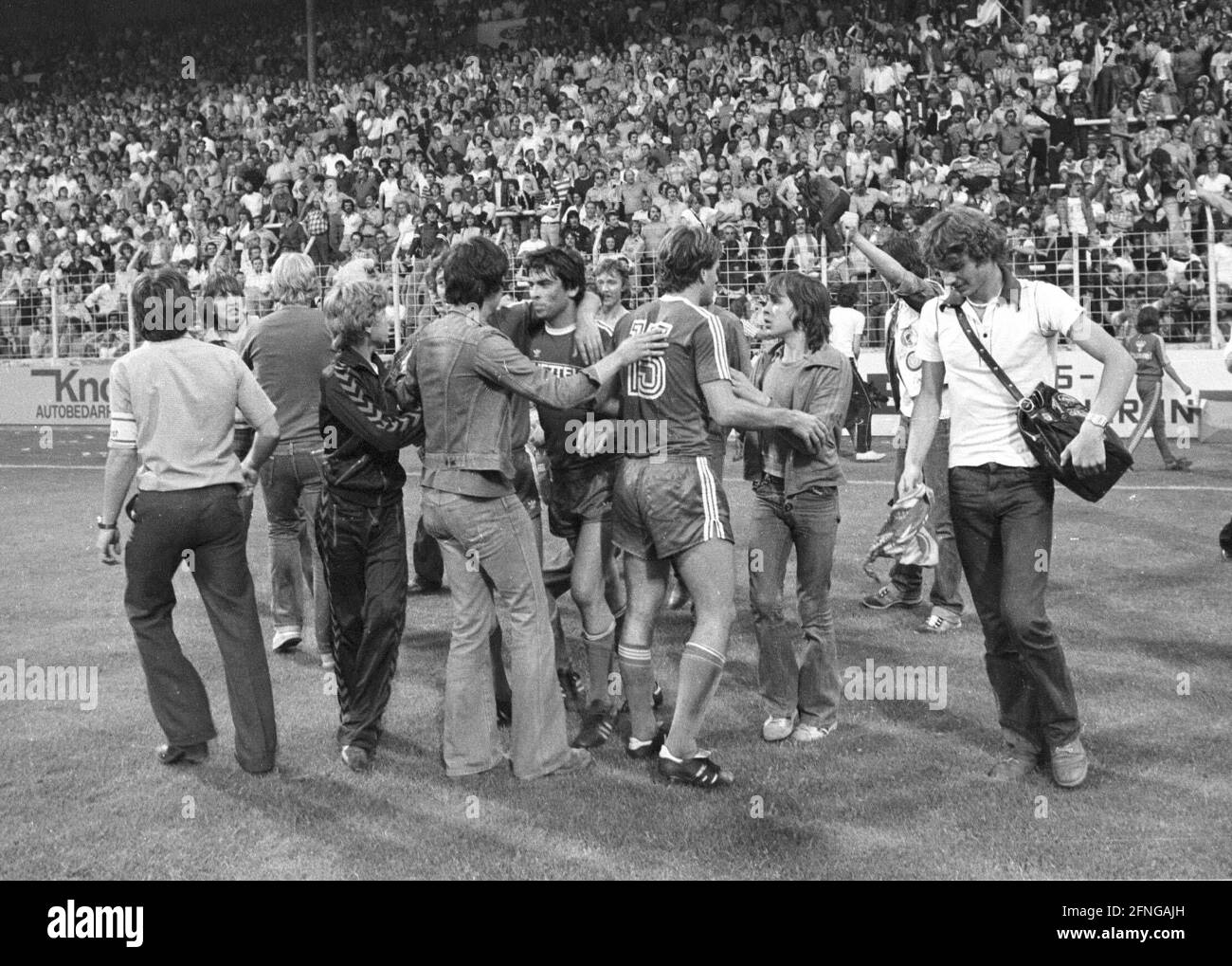2° incontro promozionale Rot Weiß Essen- Karlsruher SC 3:1 /13.06.1980/ KSC  ancora promosso grazie a 5:1 nella prima partita / cheer finale KSC, i fan  sono in campo [traduzione automatizzata] Foto stock - Alamy