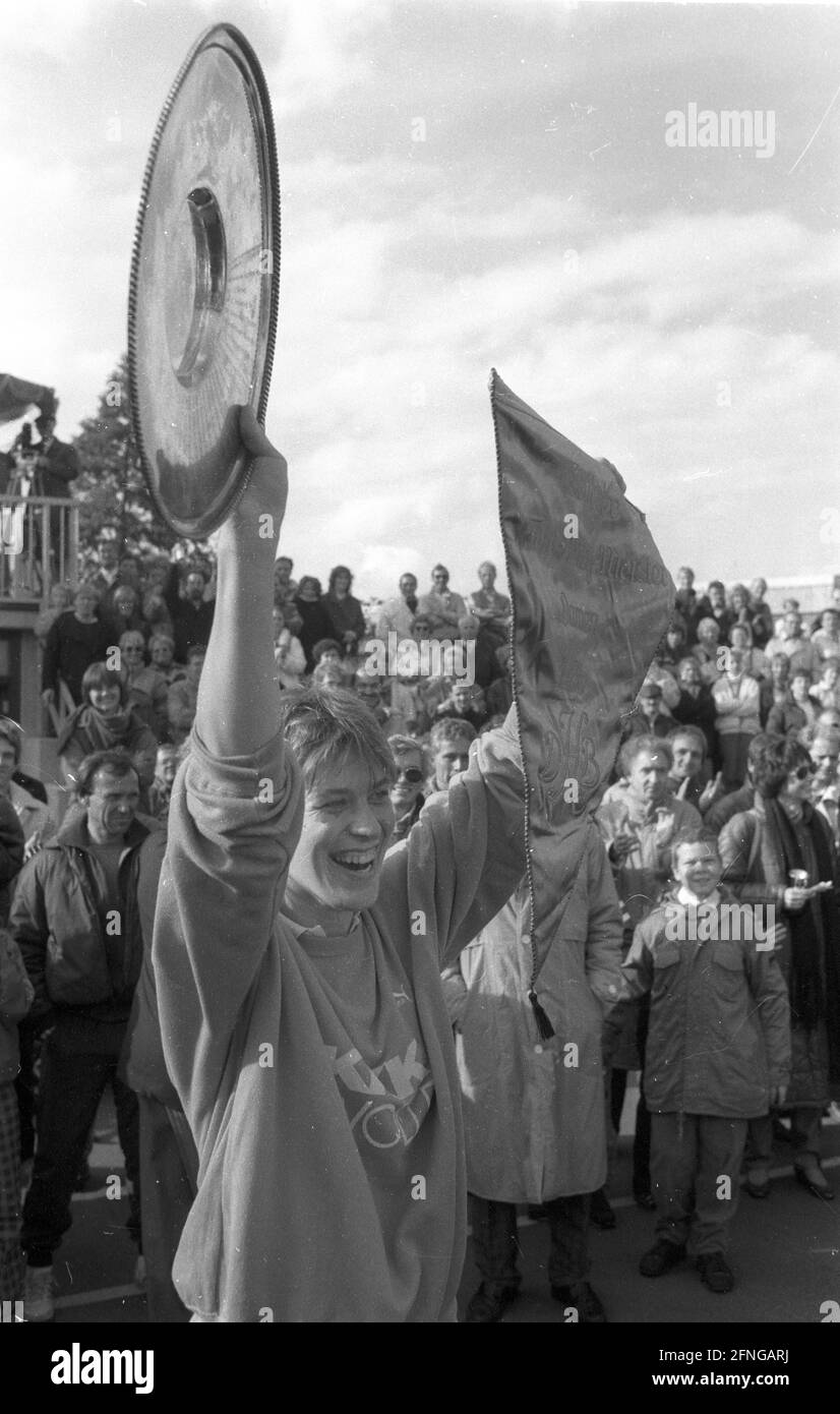 Finale del campionato tedesco di hockey femminile. RTHC Leverkusen - Blau-Weiß Köln 1:3 /19.10.1986 in Leverkusen. Henrike Hansmeyer (B. W. Köln) presenta il trofeo di campionato e il pennant. [traduzione automatizzata] Foto Stock