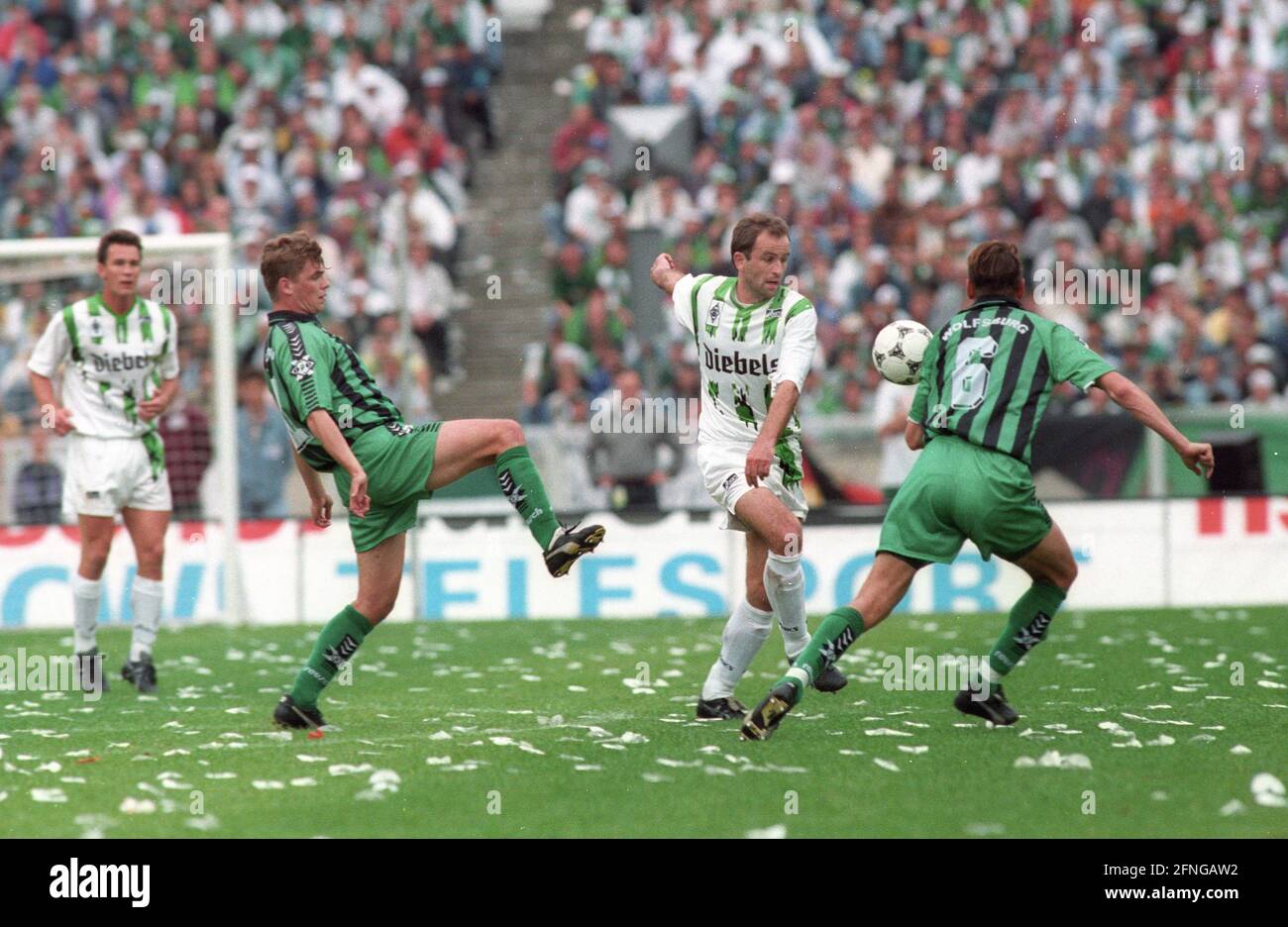 Coppa finale 1995: Borussia Mönchengladbach - VFL Wolfsburg 3:0 24.06.1995 a Berlino. Christian Hochstätter (BMG/Center) contro due giocatori di Wolfsburg. [traduzione automatizzata] Foto Stock