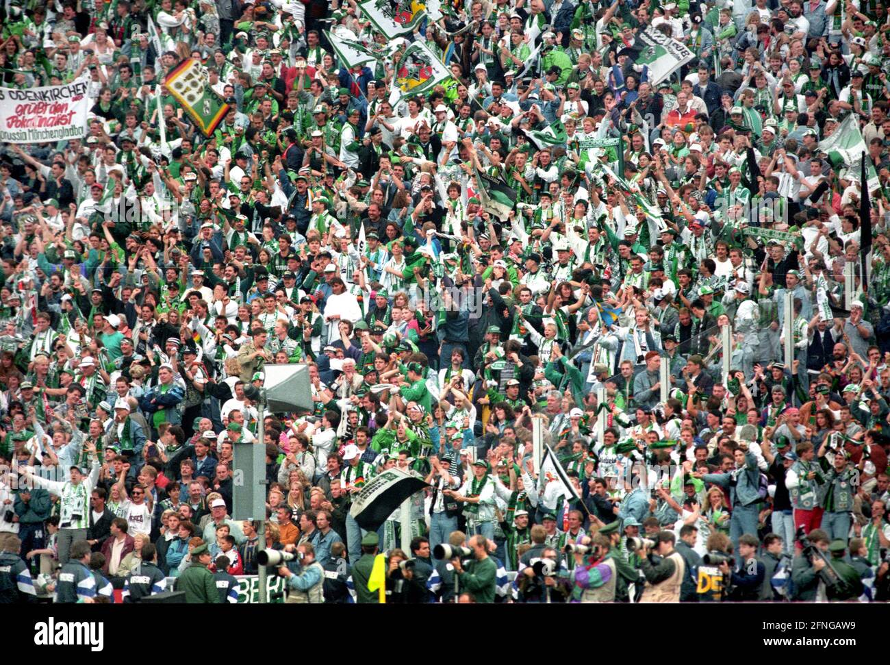 Coppa finale 1995: Borussia Mönchengladbach - VFL Wolfsburg 3:0 24.06.1995 a Berlino. Gladbach fan Block nello Stadio Olimpico di Berlino. [traduzione automatizzata] Foto Stock