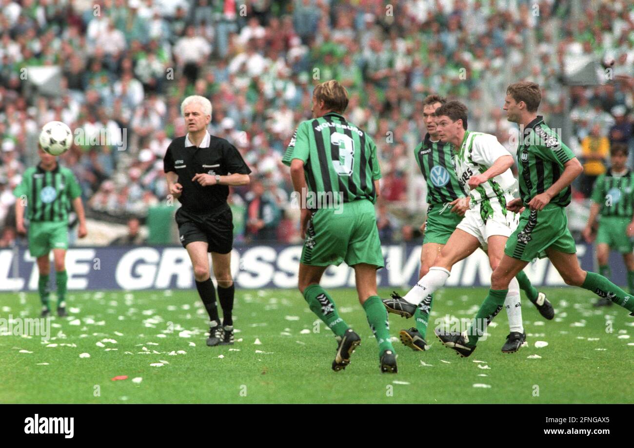 Coppa finale 1995: Borussia Mönchengladbach - VFL Wolfsburg 3:0 24.06.1995 a Berlino. Karlheinz Pflipsen (BMG/2 da destra) attraversa la difesa di Wolfsburg. A sinistra: Arbitro Eugen Strigel. [traduzione automatizzata] Foto Stock